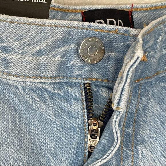 BDG New! Girlfriend High Rise Shorts Light Wash Denim Distressed Summer 27 - Picture 6 of 11